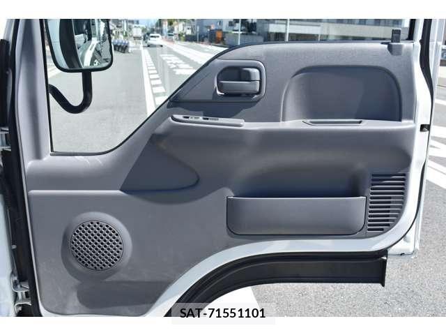 Mazda TITAN 2017-06 8369432-7