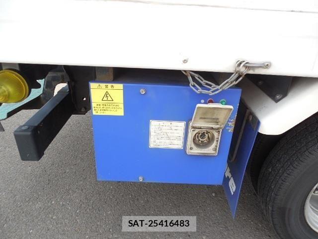 Mazda TITAN 2018-08 8369433-26
