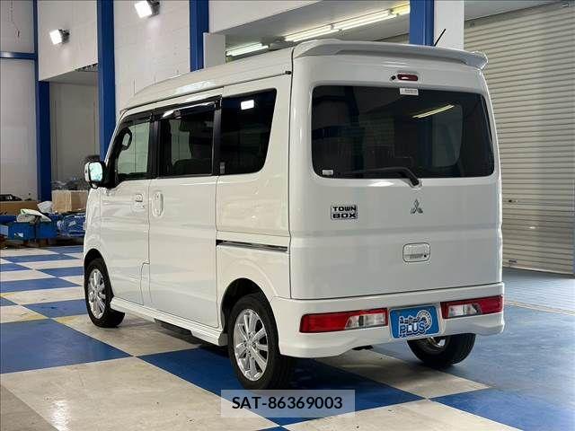 Mitsubishi TOWN BOX 2016-01 8832095-19