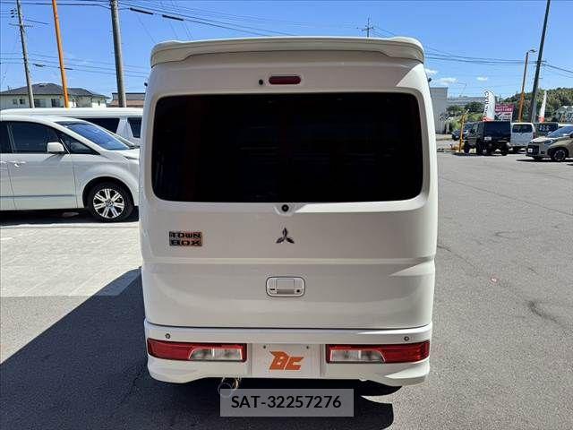 Mitsubishi TOWN BOX 2016-09 8415488-13