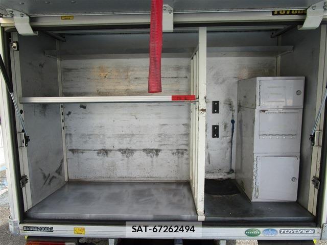 Toyota TOYOACE 2013-04 5881127-28