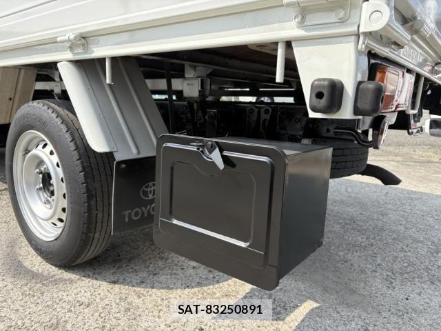 Toyota TOYOACE 2012-03 5881111-29
