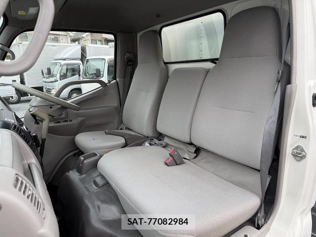 Toyota TOYOACE 2010-03 5881125-17