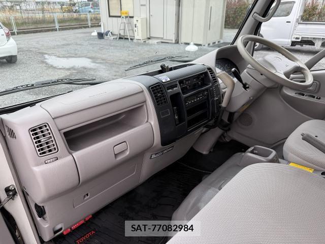 Toyota TOYOACE 2010-03 5881125-18