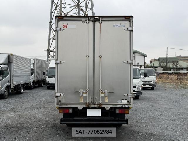 Toyota TOYOACE 2010-03 5881125-26