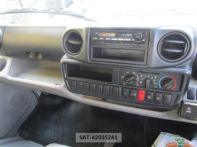 Toyota TOYOACE 2013-03 7021773-10