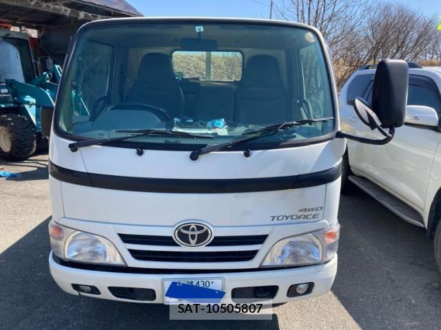 Toyota TOYOACE 2016-07 8210696-1