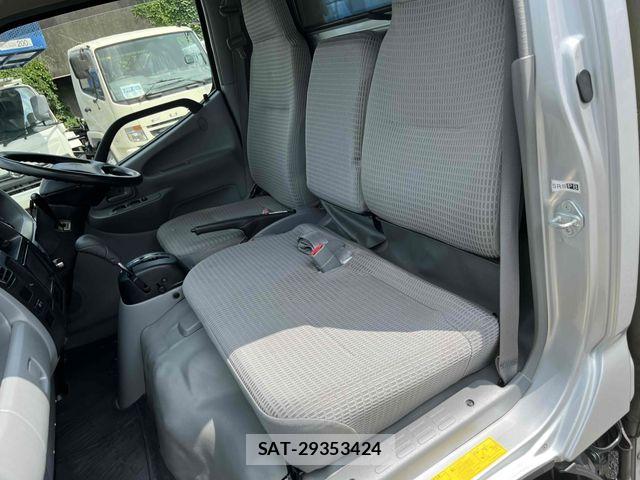 Toyota TOYOACE 2015-05 8210697-20