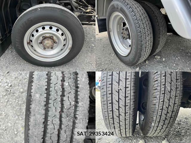 Toyota TOYOACE 2015-05 8210697-26