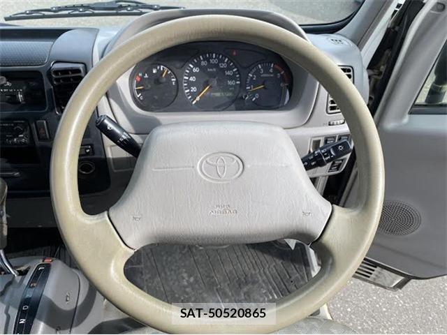 Toyota TOYOACE 2015-05 8232173-26