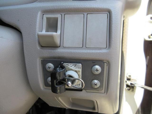 Toyota TOYOACE 2011-07 8332075-9