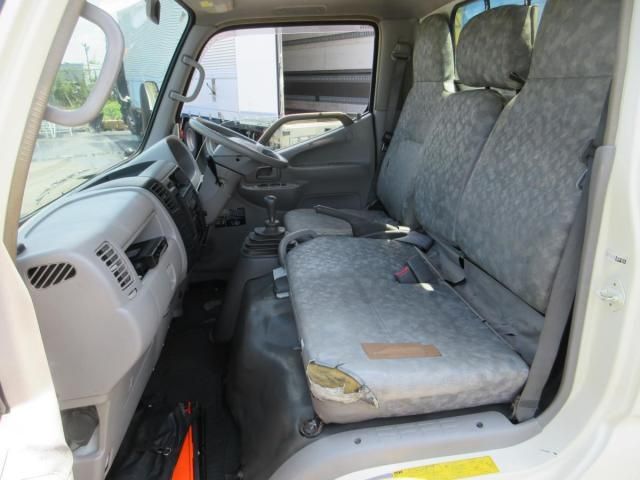 Toyota TOYOACE 2011-07 8332075-17