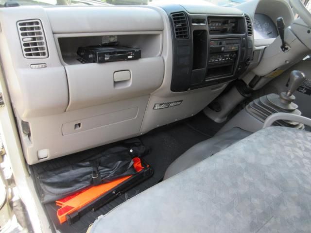 Toyota TOYOACE 2011-07 8332075-18