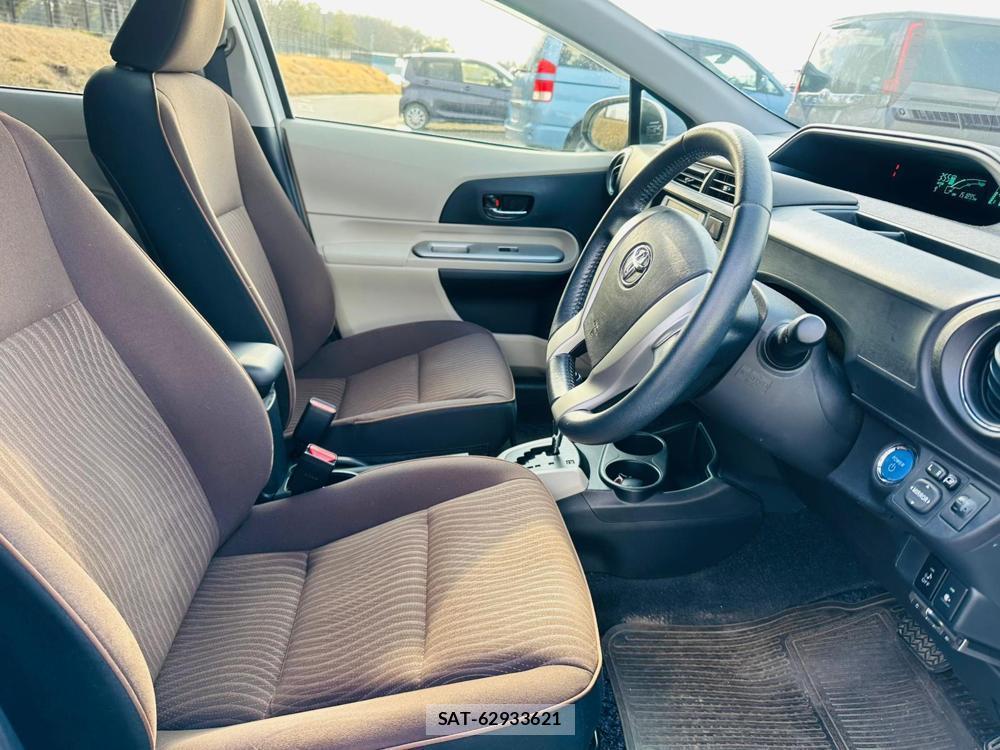 Toyota AQUA 2013 4648671-11
