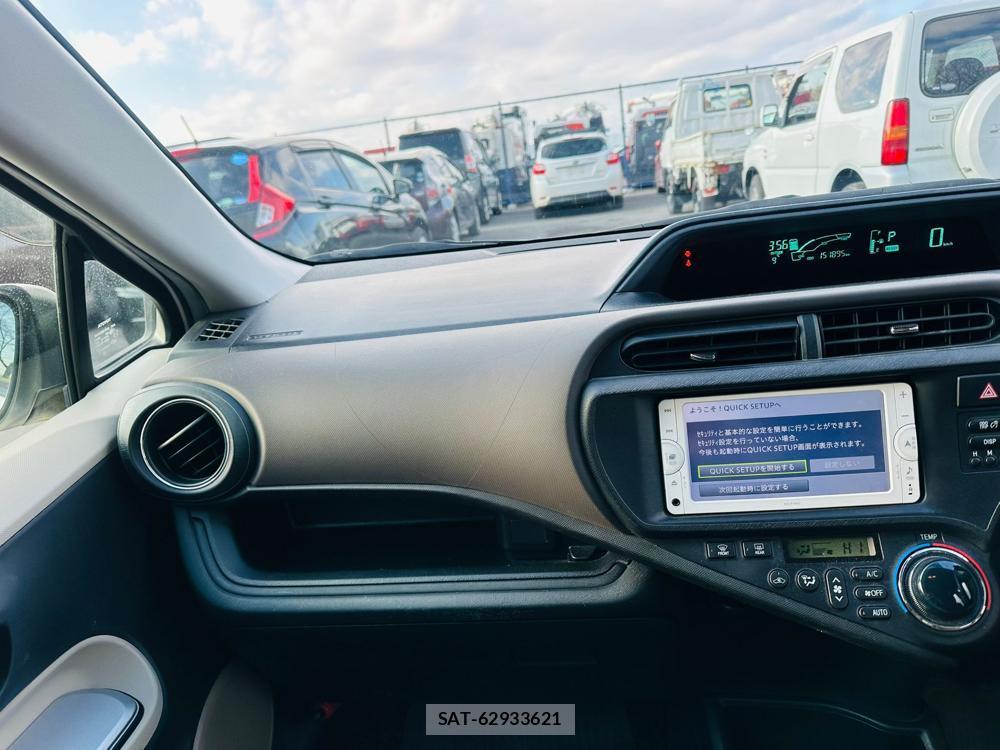 Toyota AQUA 2013 4648671-17