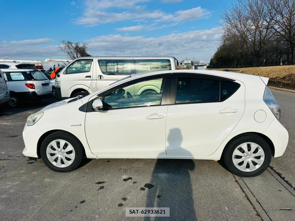 Toyota AQUA 2013 4648671-1