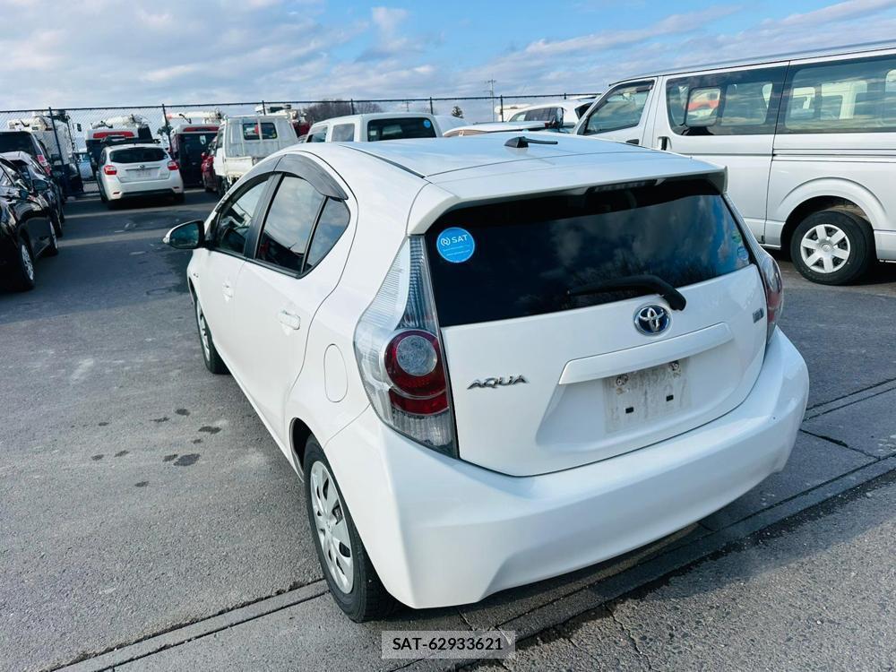 Toyota AQUA 2013 4648671-2