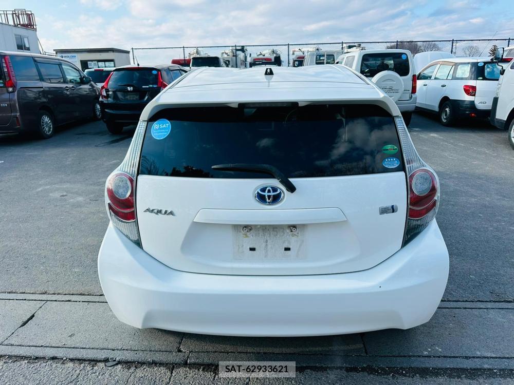 Toyota AQUA 2013 4648671-3