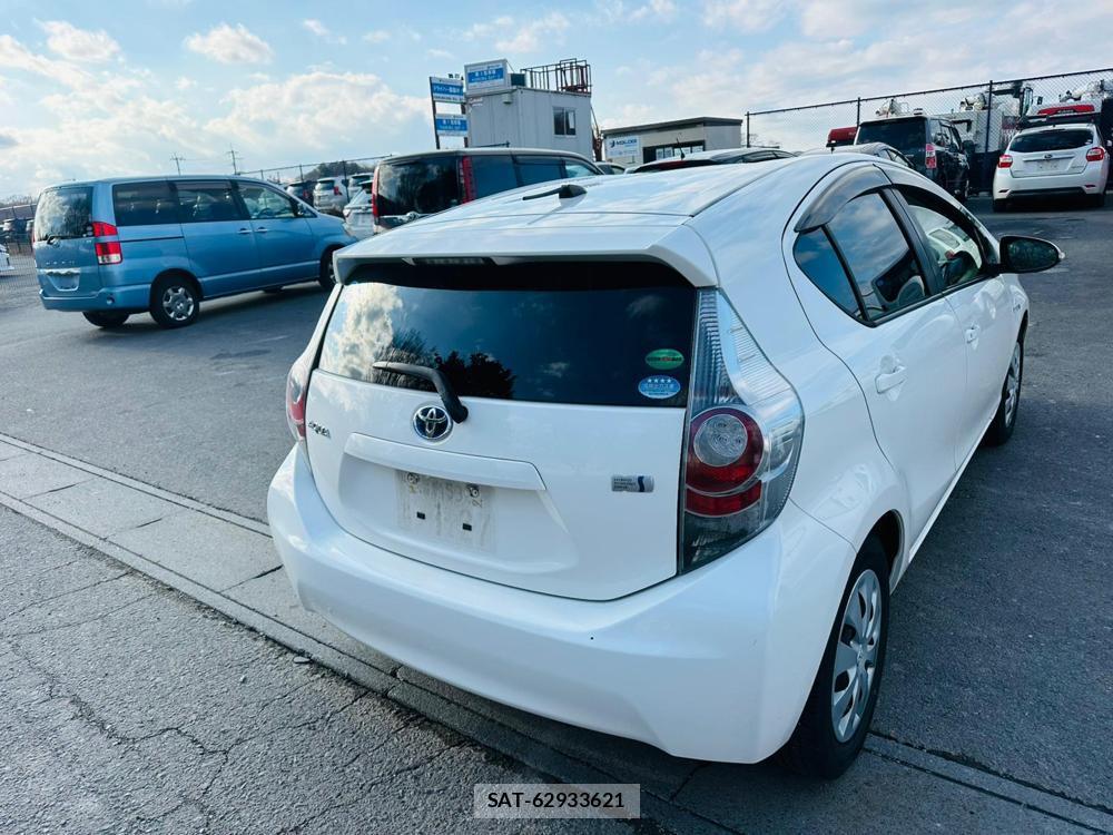 Toyota AQUA 2013 4648671-4