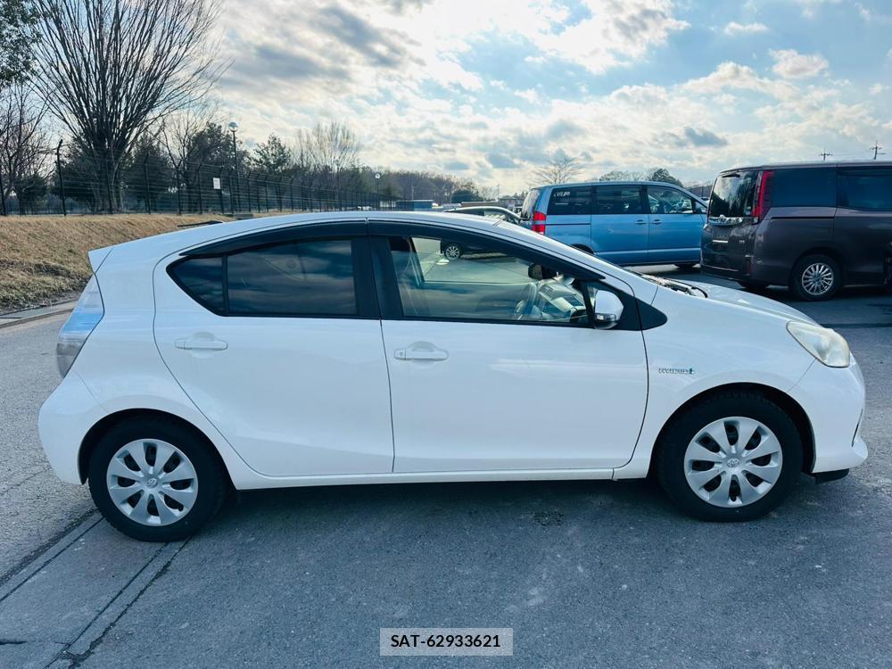 Toyota AQUA 2013 4648671-5