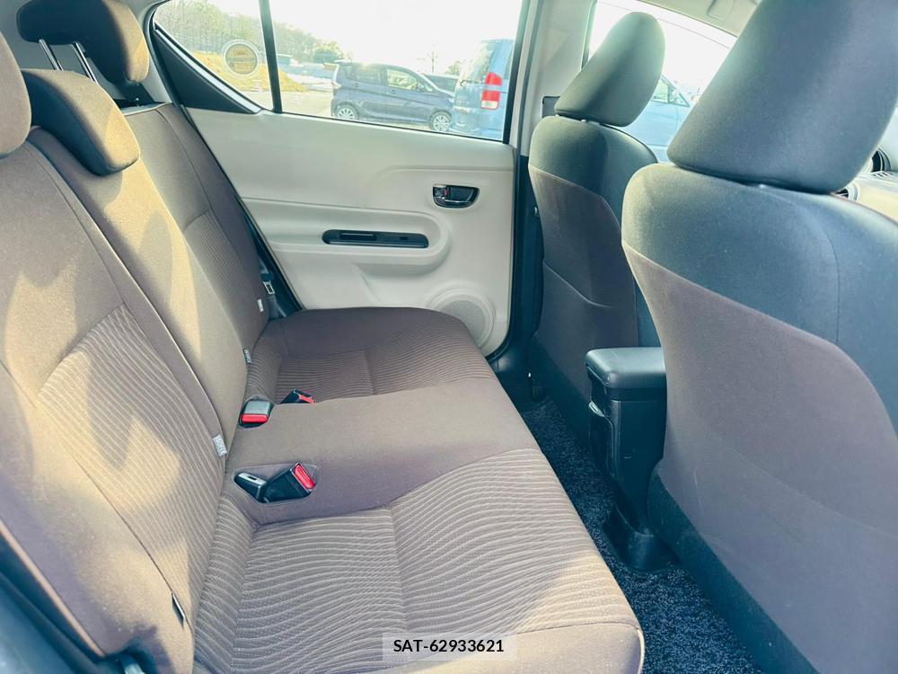 Toyota AQUA 2013 4648671-8