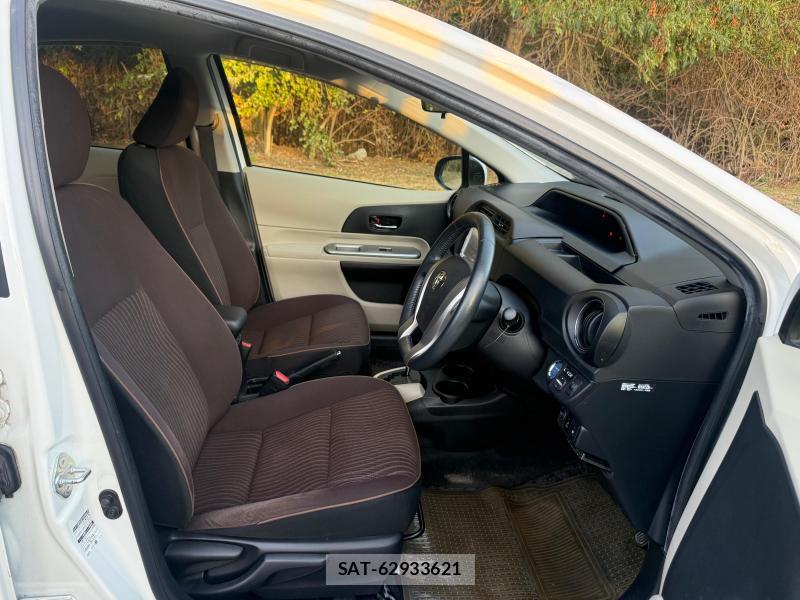 Toyota AQUA 2013-05 4648671-11