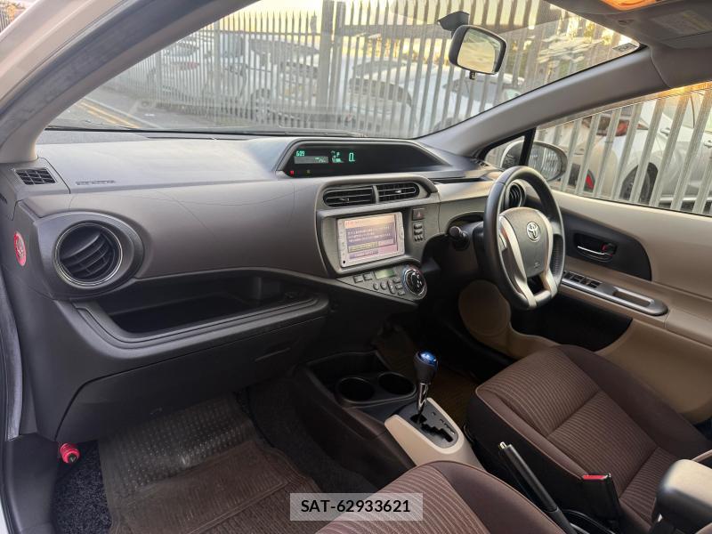 Toyota AQUA 2013-05 4648671-12
