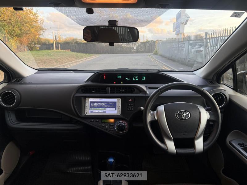 Toyota AQUA 2013-05 4648671-13
