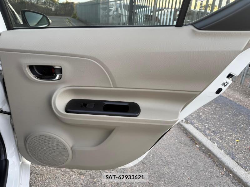 Toyota AQUA 2013-05 4648671-28