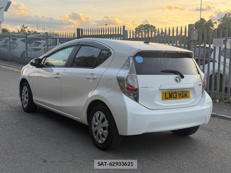Toyota AQUA 2013-05 4648671-2