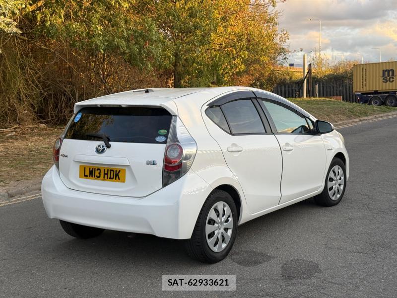 Toyota AQUA 2013-05 4648671-4