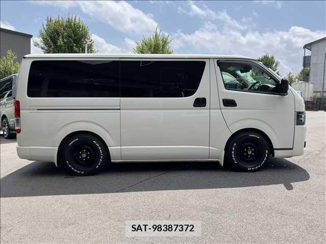 Toyota HIACE VAN 2022-12 8132702-12
