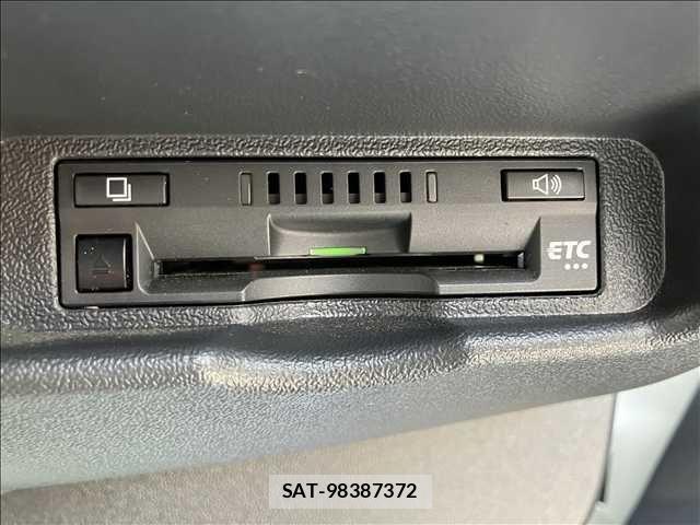 Toyota HIACE VAN 2022-12 8132702-17