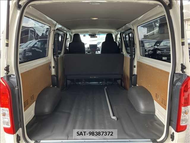 Toyota HIACE VAN 2022-12 8132702-19