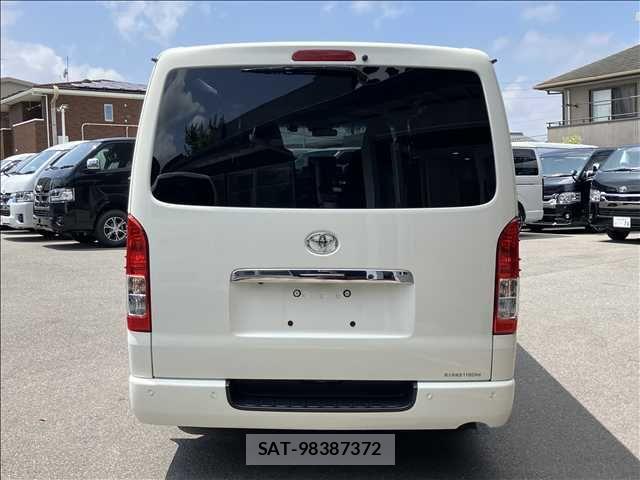 Toyota HIACE VAN 2022-12 8132702-2