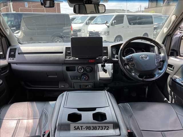 Toyota HIACE VAN 2022-12 8132702-3