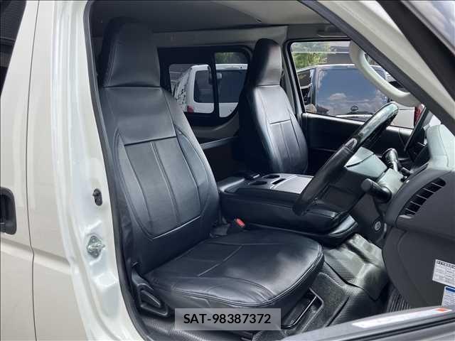 Toyota HIACE VAN 2022-12 8132702-6