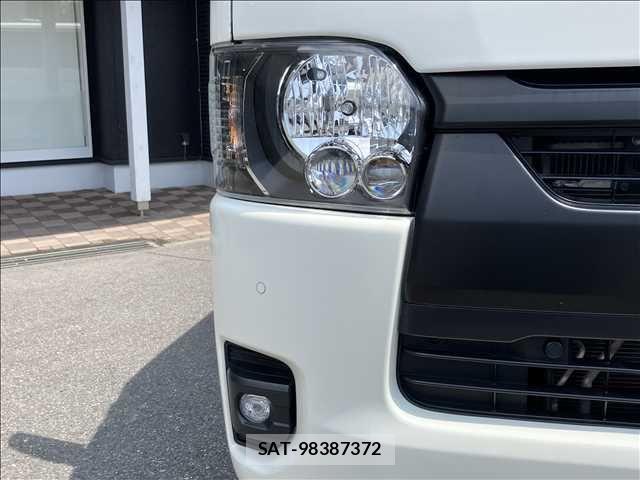 Toyota HIACE VAN 2022-12 8132702-8