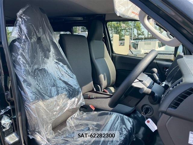 Toyota HIACE VAN 2026-07 8210699-9