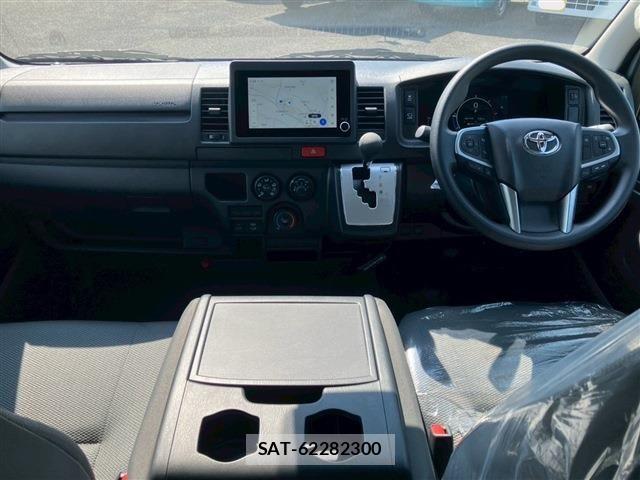 Toyota HIACE VAN 2026-07 8210699-10