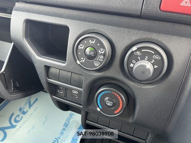 Toyota HIACE VAN 2026-07 8338232-11