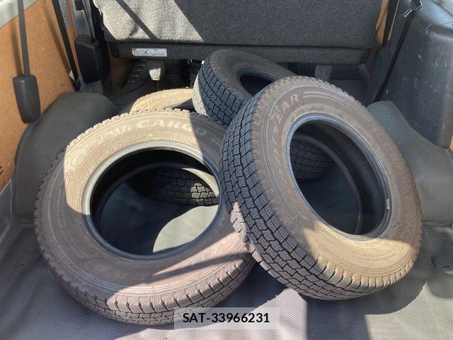 Toyota HIACE VAN 2021-06 8629399-18