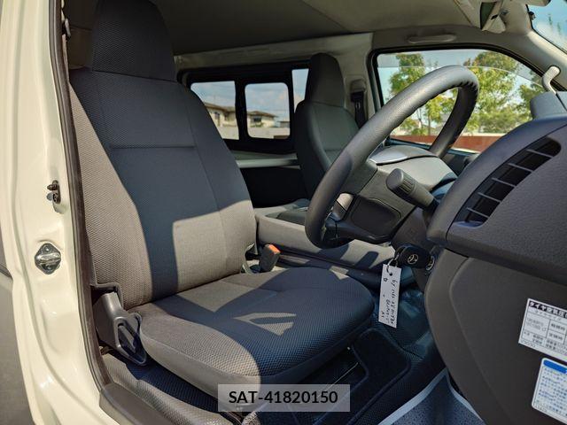 Toyota HIACE VAN 2024-08 8629398-13