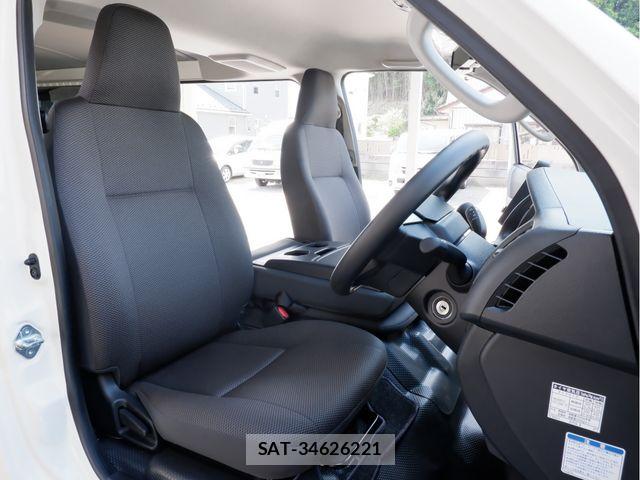 Toyota HIACE VAN 2026-03 8667038-17