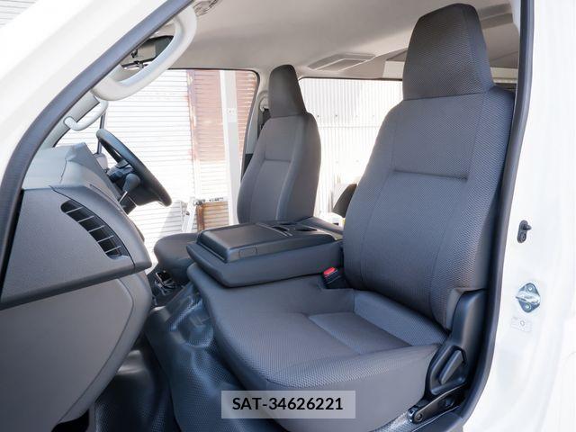 Toyota HIACE VAN 2026-03 8667038-18