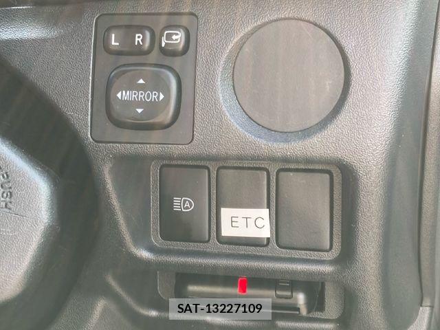 Toyota HIACE VAN 2024-02 7394542-9