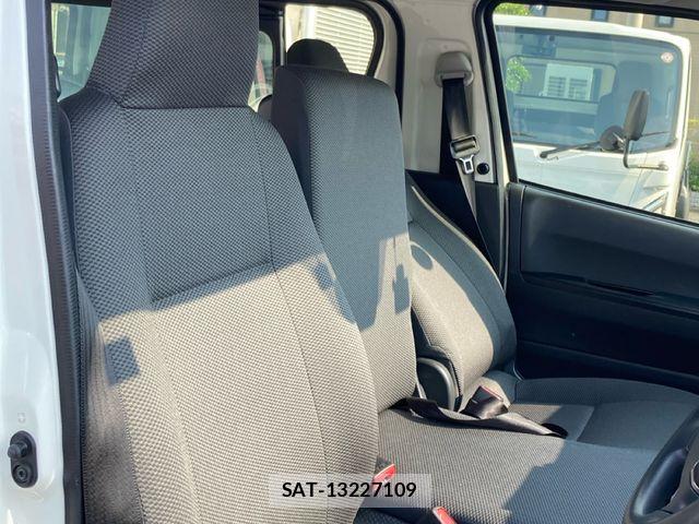 Toyota HIACE VAN 2024-02 7394542-11