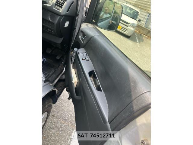 Toyota HIACE VAN 2017-02 7458446-9