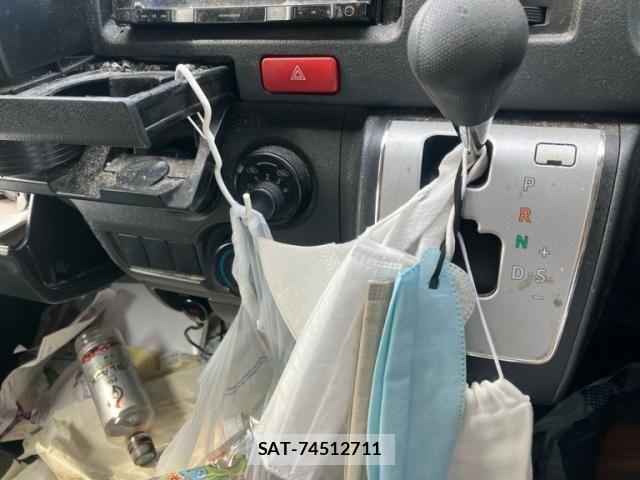 Toyota HIACE VAN 2017-02 7458446-17