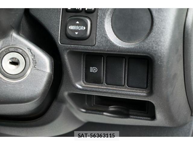 Toyota HIACE VAN 2018-05 8210703-19
